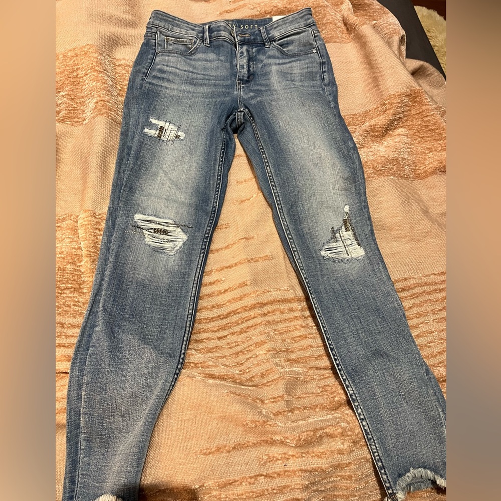 Skinny jeans with embellished rips
